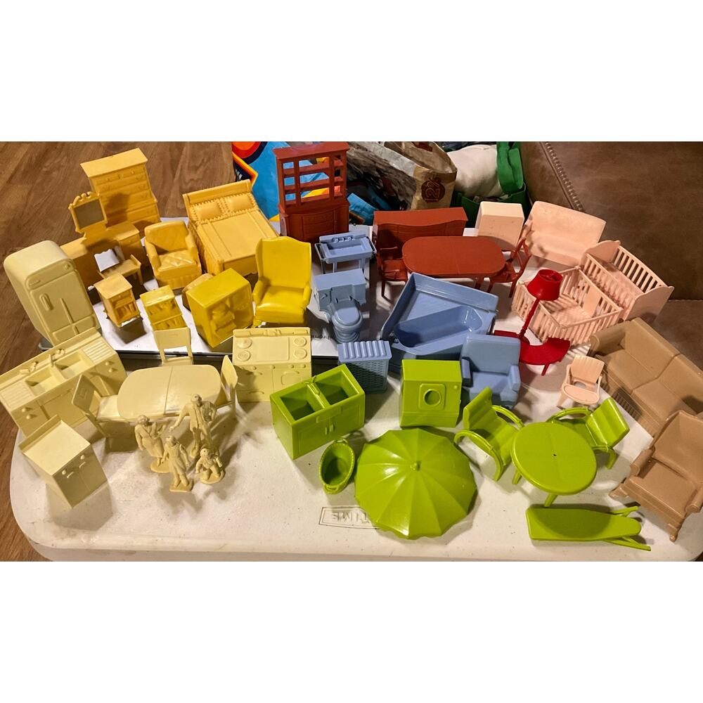 Lot of 49 Pieces of Vintage Doll House Furniture Plastic with Family Figures - Picture 9 of 9